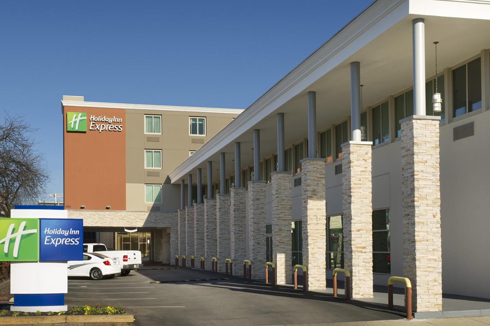 Holiday Inn Express Baltimore En Los Estadios de IHG banner image
